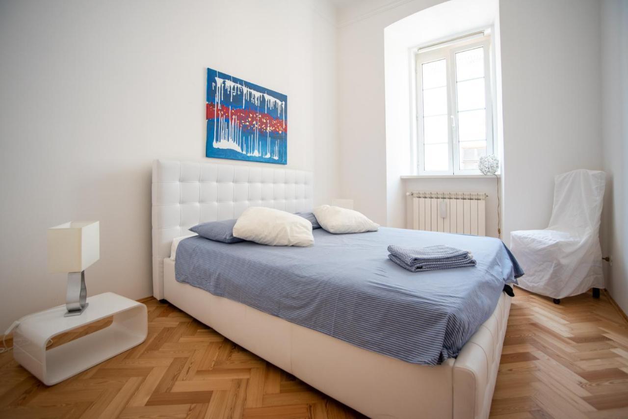 Art & History - New - Modern Classic Apartment Trieste Bagian luar foto